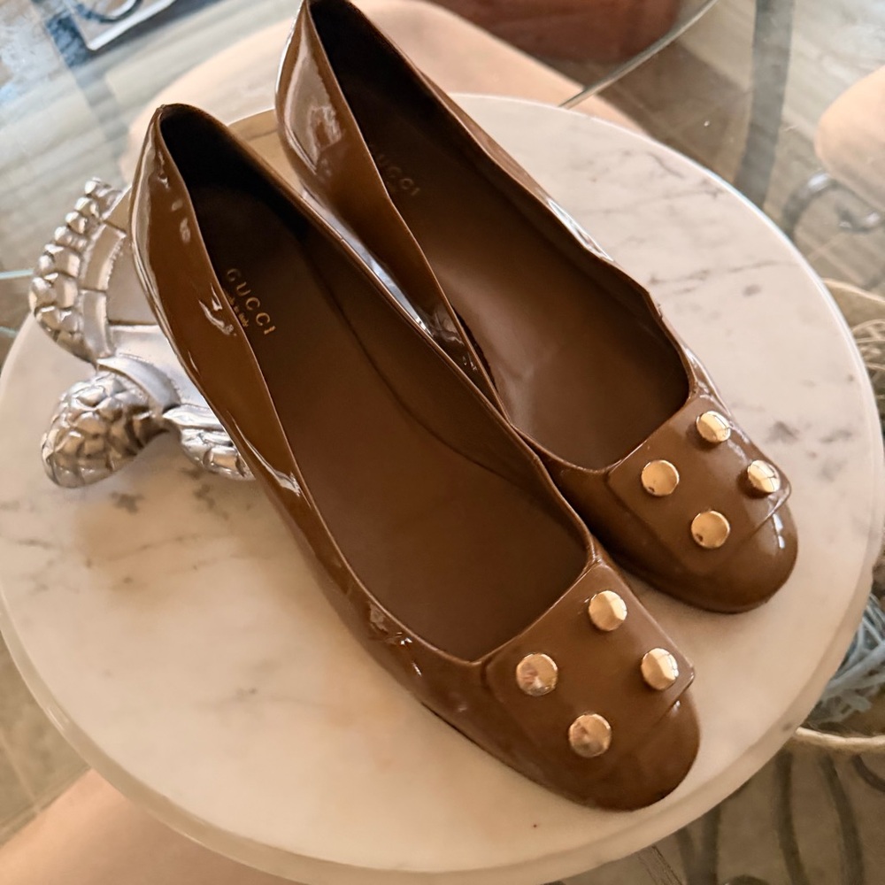 Gucci Tan Patent Leather Loafers with Gold Accents Size EU 41 Like New - Picture 3 of 12